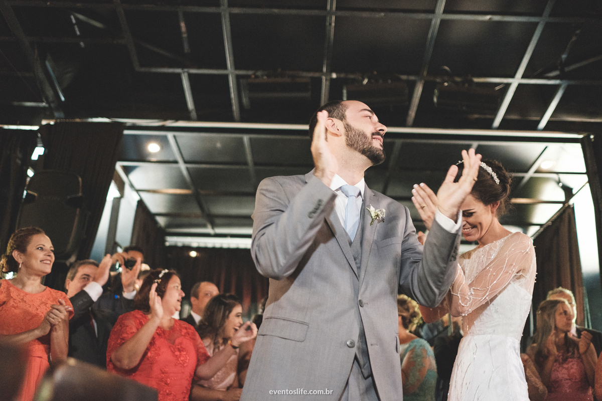 Casamento Laís e Fernando, Life Fotografia, Cyndi Omoto, Alex Oliveira, Chácara Santa Victória, Case de dia, Casamento Adventista, Fotografia espontânea, fotografia criativa, fotografia de casamento São Paulo, Retrato dos noivos,  entrada dos noivos