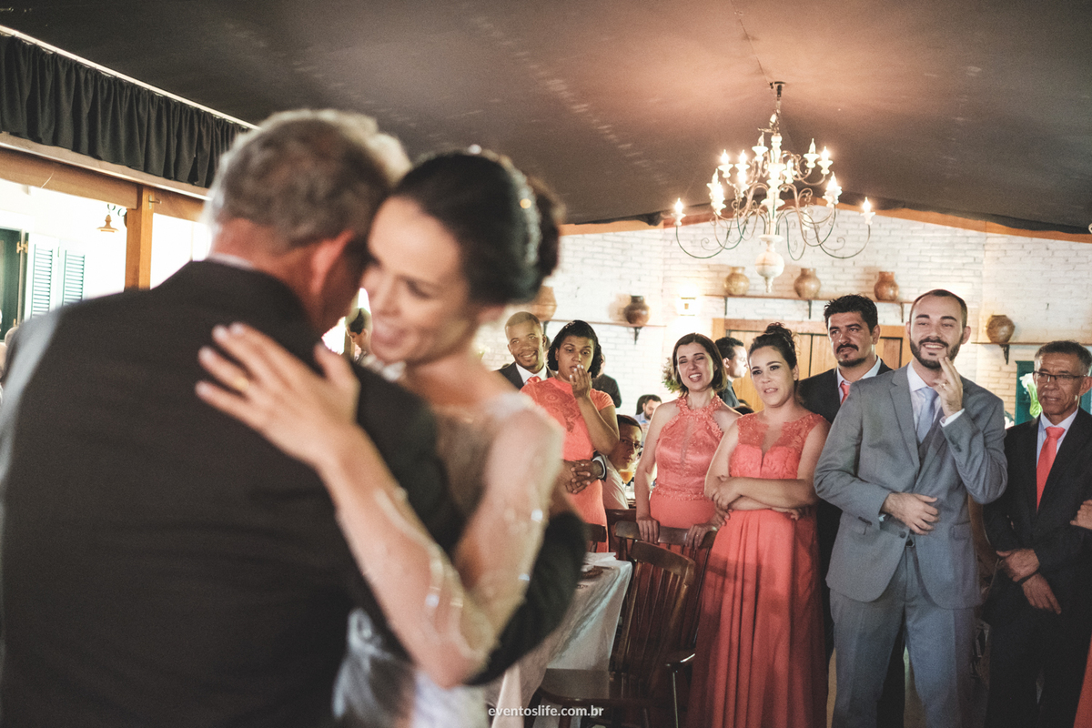Casamento Laís e Fernando, Life Fotografia, Cyndi Omoto, Alex Oliveira, Chácara Santa Victória, Case de dia, Casamento Adventista, Fotografia espontânea, fotografia criativa, fotografia de casamento São Paulo, Noiva dançando com o pai