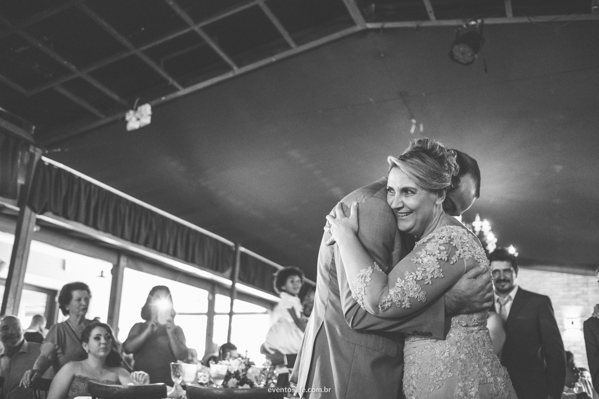 Casamento Adventista, Fotografia espontânea, fotografia criativa, fotografia de casamento São Paulo, mãe abraçando o noivo