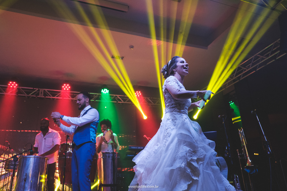 Casamento Thalita e Adriano, Life Fotografia, Destination Wedding, Limeira, São Paulo, Fotografia espontânea, festão, casamento de arromba, festa animada, festa de casamento, noivos no palco, enfim casados, yes i do, bride and groom