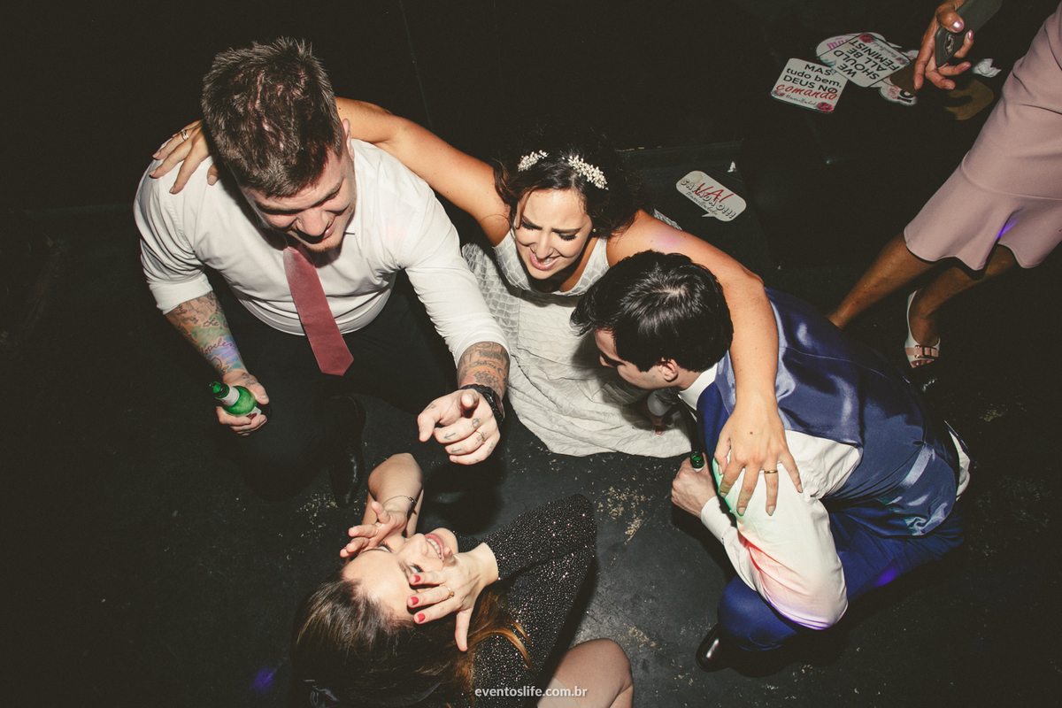 Casamento Marcella e Eduardo Life Fotografia Destination Photographers Cyndi Omoto Alex Oliveira Fotografia de casamento espontânea Sorocaba Oca Tupiniquim São Paulo noivos na pista descendo até o chão com amigos