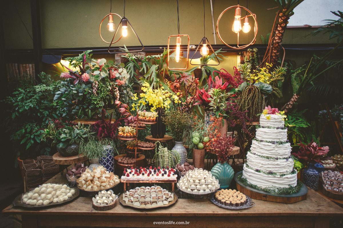 Casamento Marcella e Eduardo Life Fotografia Destination Photographers Cyndi Omoto Alex Oliveira Fotografia de casamento espontânea Sorocaba Oca Tupiniquim São Paulo decoração decor Nina Vintage Mesa do bolo Doces rústico