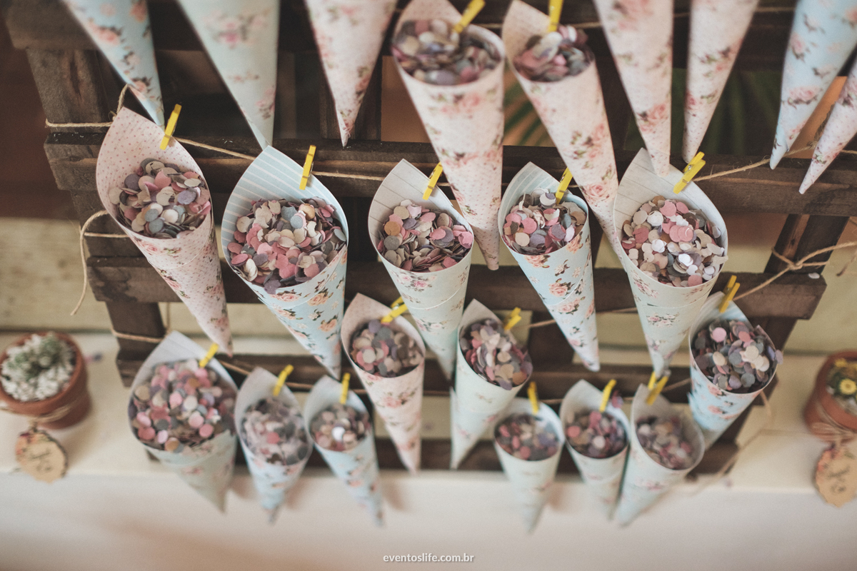 Casamento Ingrid e Cri Life Fotografia Capolino Sorocaba Mini Wedding Fotografia espontânea Documental Alex Oliveira Cyndi Omoto Case de dia wedding decor decoração câmeras analógicas confete