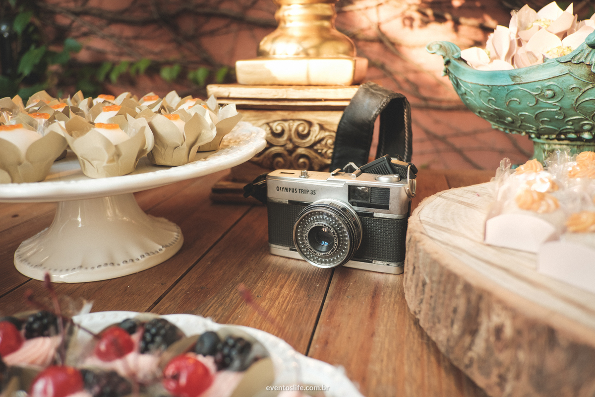 Casamento Ingrid e Cri Life Fotografia Capolino Sorocaba Mini Wedding Fotografia espontânea Documental Alex Oliveira Cyndi Omoto Case de dia wedding decor decoração câmeras analógicas mesa do bolo naked cake doces leila savioli