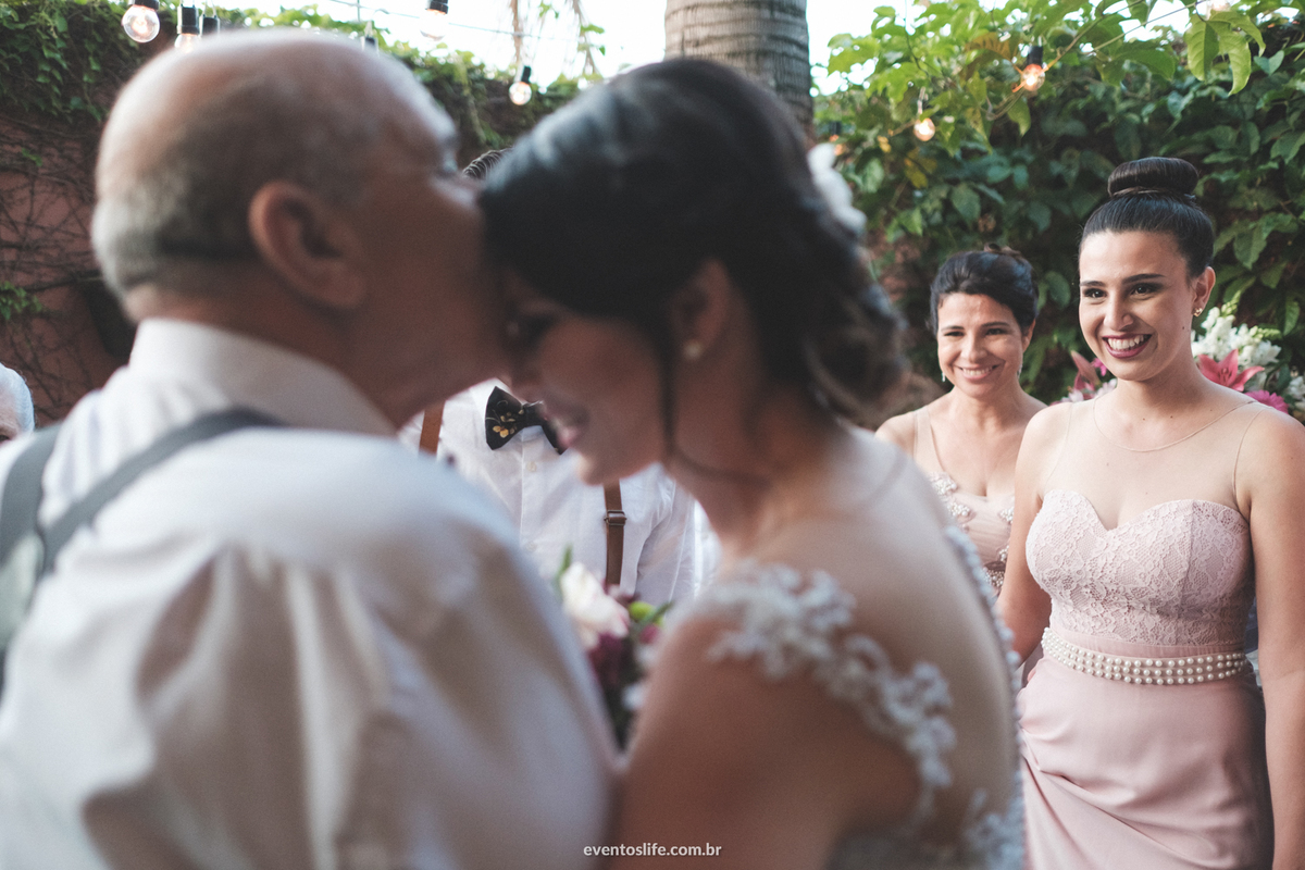 Casamento Ingrid e Cri Life Fotografia Capolino Sorocaba Mini Wedding Fotografia espontânea Documental Alex Oliveira Cyndi Omoto Case de Dia First look Fotos no campo Casamento rústico Vintage Cerimônia beijo do pai da noiva