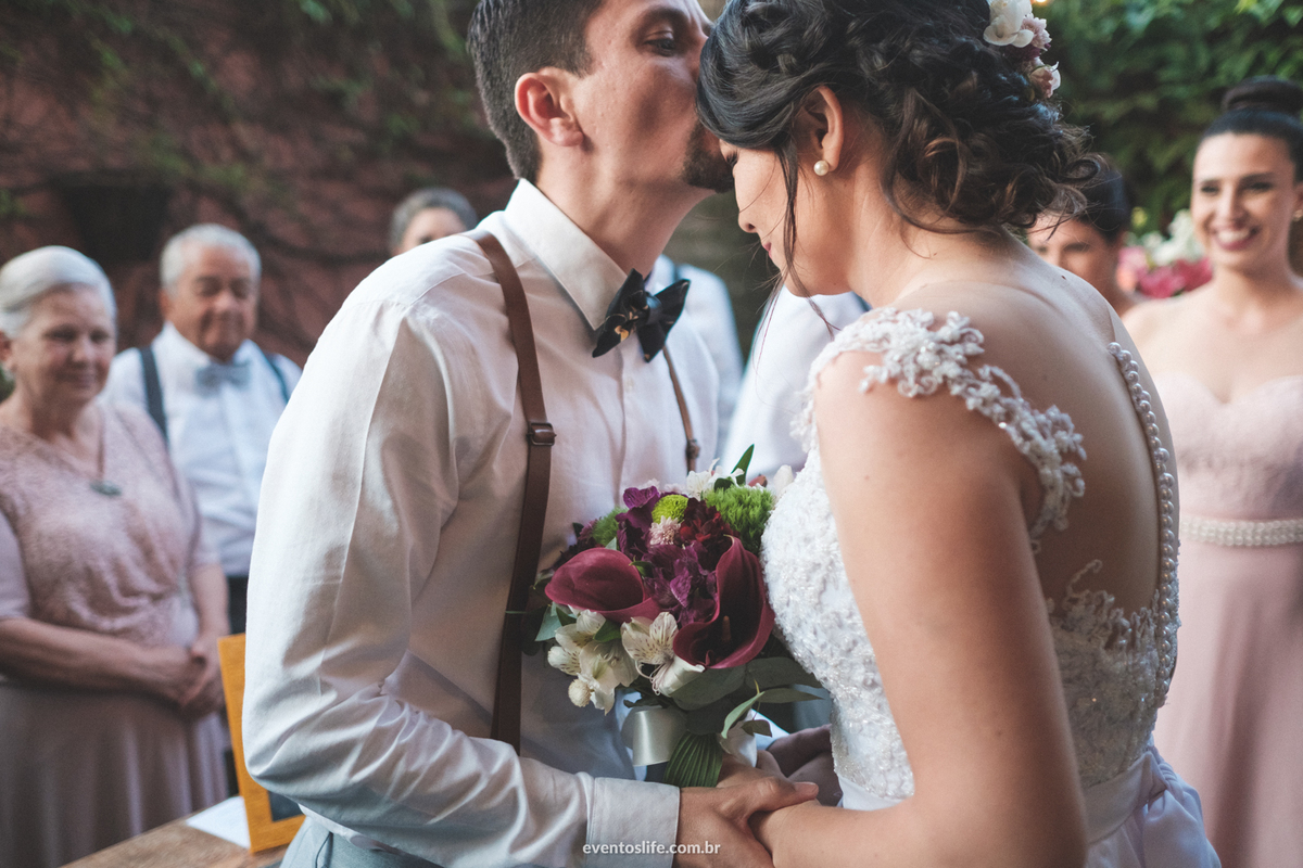 Casamento Ingrid e Cri Life Fotografia Capolino Sorocaba Mini Wedding Fotografia espontânea Documental Alex Oliveira Cyndi Omoto Case de Dia First look Fotos no campo Casamento rústico Vintage Cerimônia beijo do noivo na testa