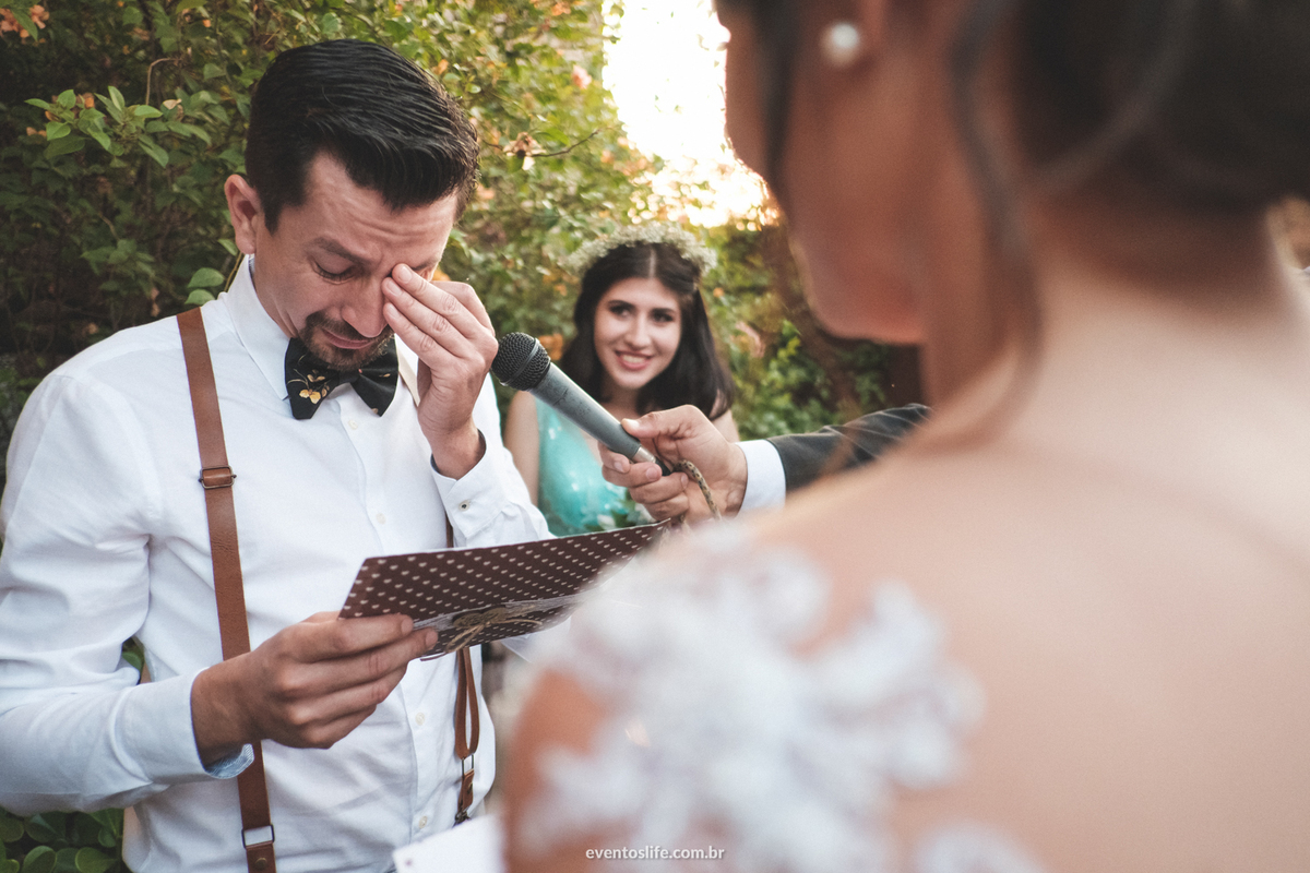 Casamento Ingrid e Cri Life Fotografia Capolino Sorocaba Mini Wedding Fotografia espontânea Documental Alex Oliveira Cyndi Omoto Case de Dia First look Fotos no campo Casamento rústico Vintage Cerimônia votos vows emoção noivo chorando