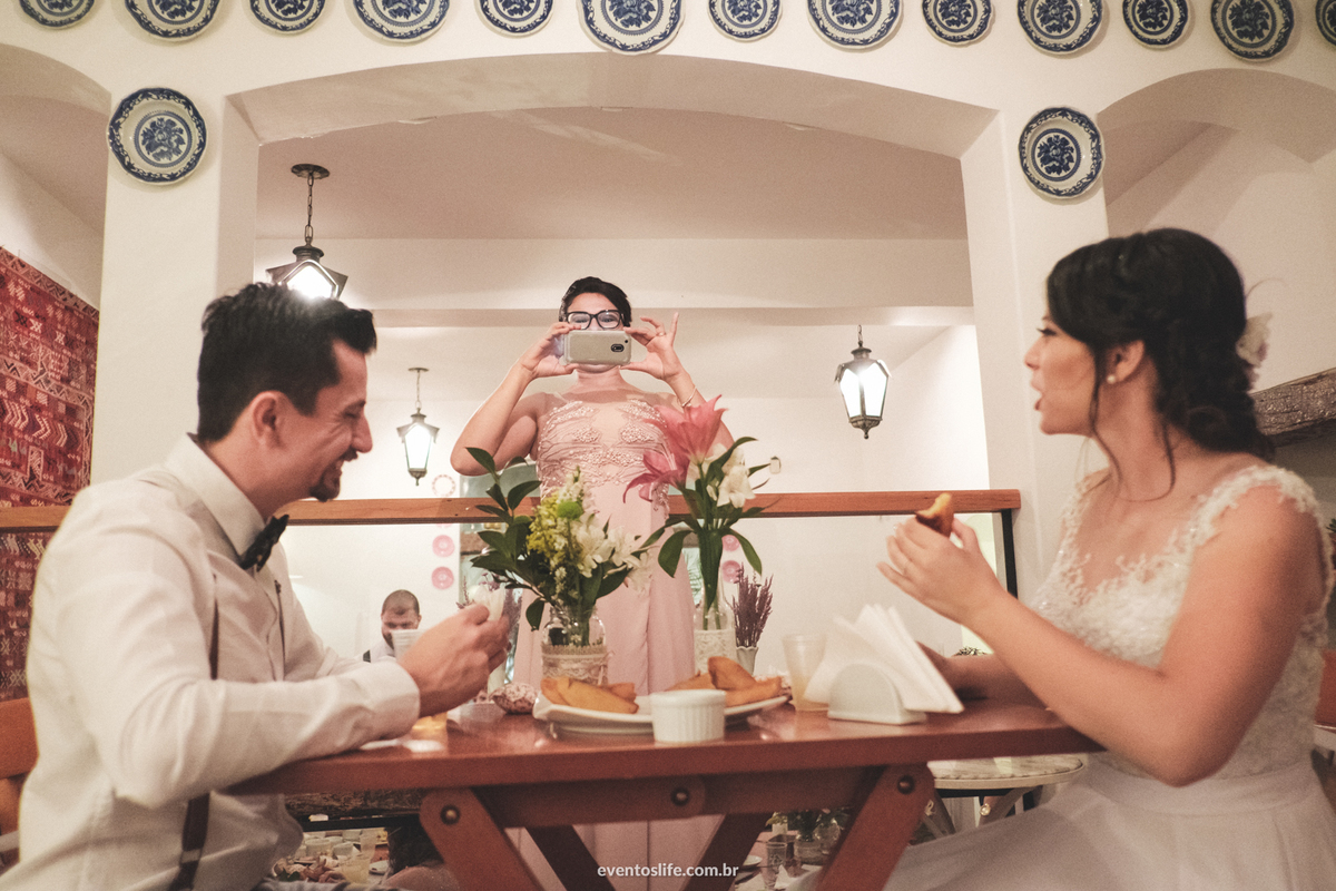 Casamento Ingrid e Cri Life Fotografia Capolino Sorocaba Mini Wedding Fotografia espontânea Documental Alex Oliveira Cyndi Omoto Case de Dia  Casamento rústico Vintage Noivos comendo 