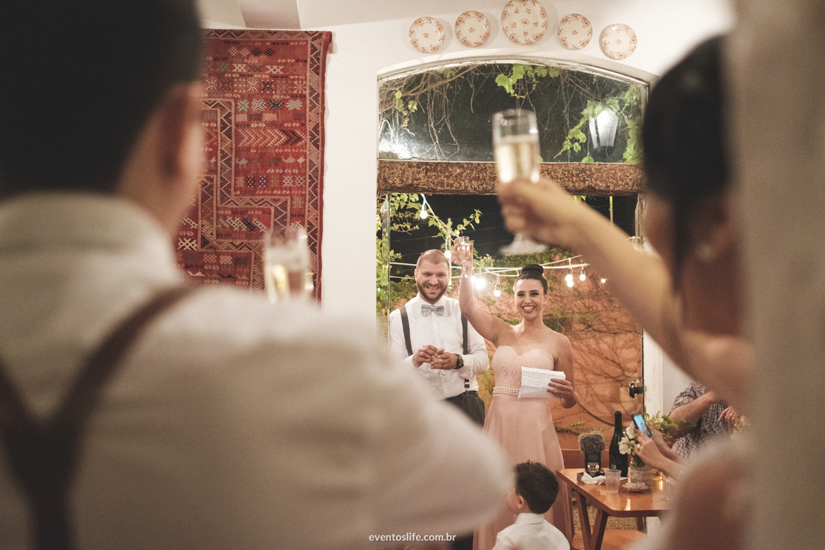 Casamento Ingrid e Cri Life Fotografia Capolino Sorocaba Mini Wedding Fotografia espontânea Documental Alex Oliveira Cyndi Omoto Case de Dia  Casamento rústico Vintage Brinde aos noivos feito pela irmã da noiva