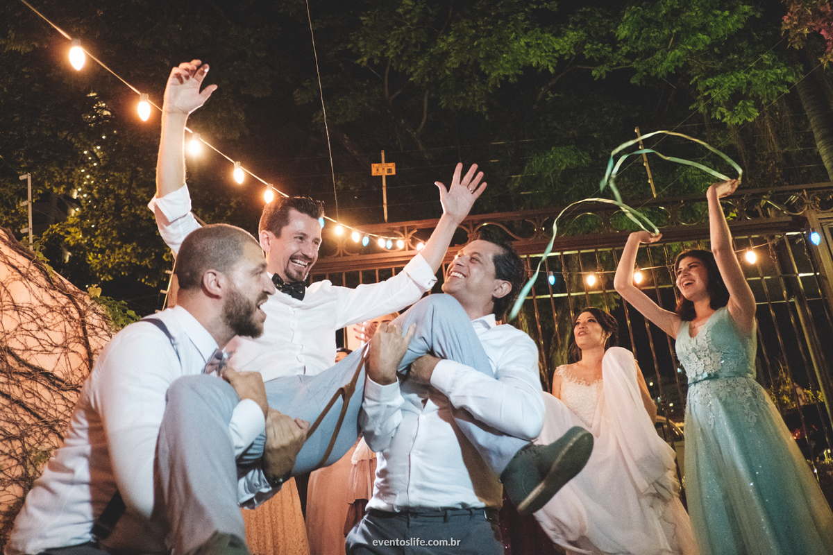 Casamento Ingrid e Cri Life Fotografia Capolino Sorocaba Mini Wedding Fotografia espontânea Documental Alex Oliveira Cyndi Omoto Case de Dia  Casamento rústico Vintage festa dança jogando o noivo