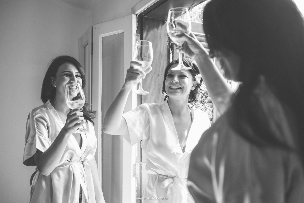 Casamento Ingrid e Cri Life Fotografia Capolino Sorocaba Mini Wedding Fotografia espontânea Documental Alex Oliveira Cyndi Omoto Case de Dia making of bride noiva Simone Nole brinde em família