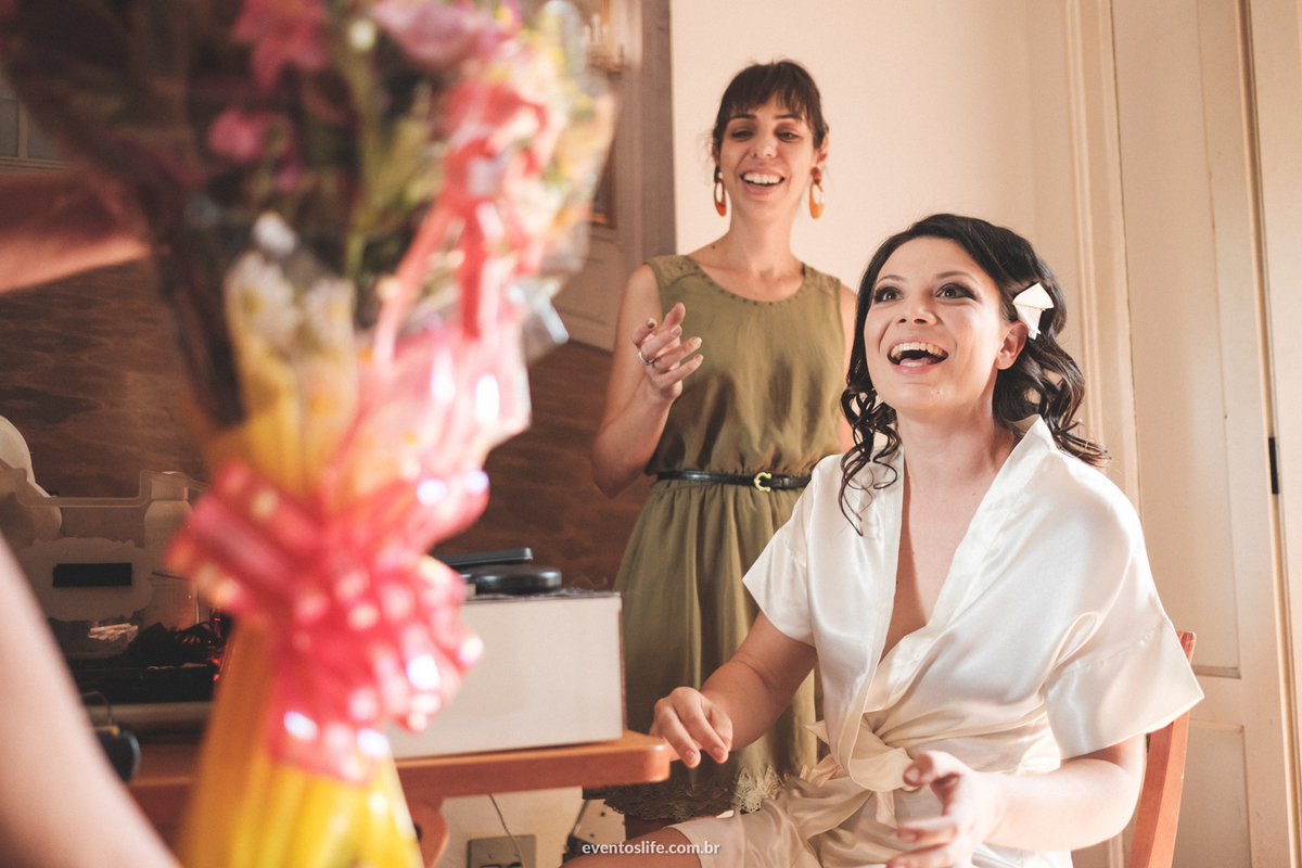 Casamento Ingrid e Cri Life Fotografia Capolino Sorocaba Mini Wedding Fotografia espontânea Documental Alex Oliveira Cyndi Omoto Case de Dia making of bride noiva Simone Nole rosas presente surpresa 