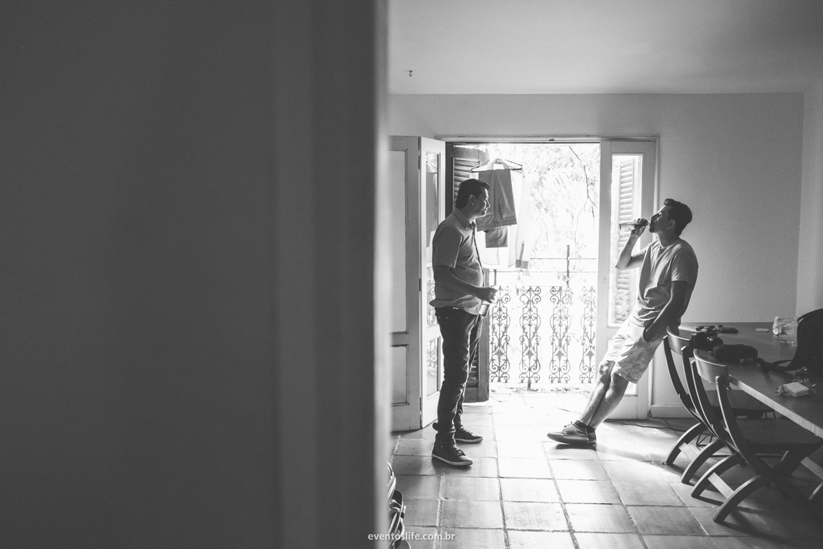 Casamento Ingrid e Cri Life Fotografia Capolino Sorocaba Mini Wedding Fotografia espontânea Documental Alex Oliveira Cyndi Omoto Case de Dia making of groom noivo e o irmão tomando cerveja