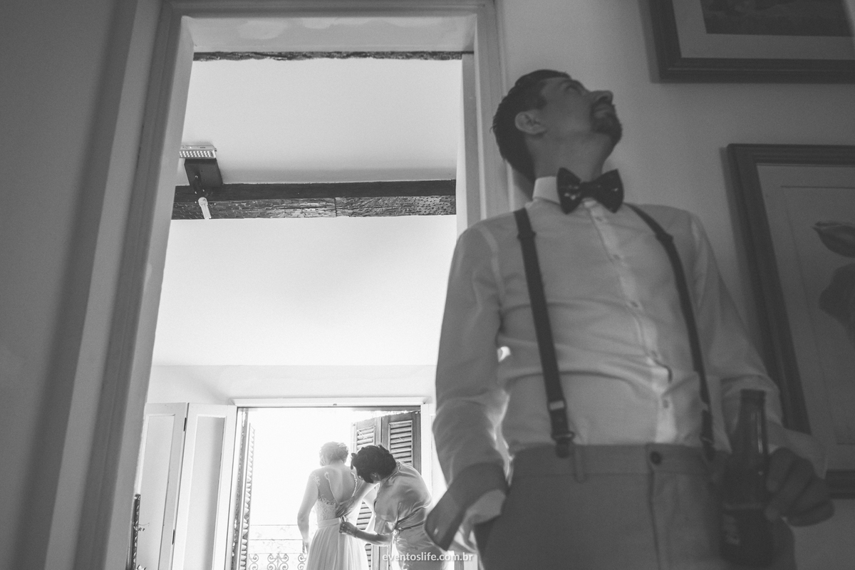 Casamento Ingrid e Cri Life Fotografia Capolino Sorocaba Mini Wedding Fotografia espontânea Documental Alex Oliveira Cyndi Omoto Case de Dia noiva se trocando colocando o vestido com a mãe e o noivo