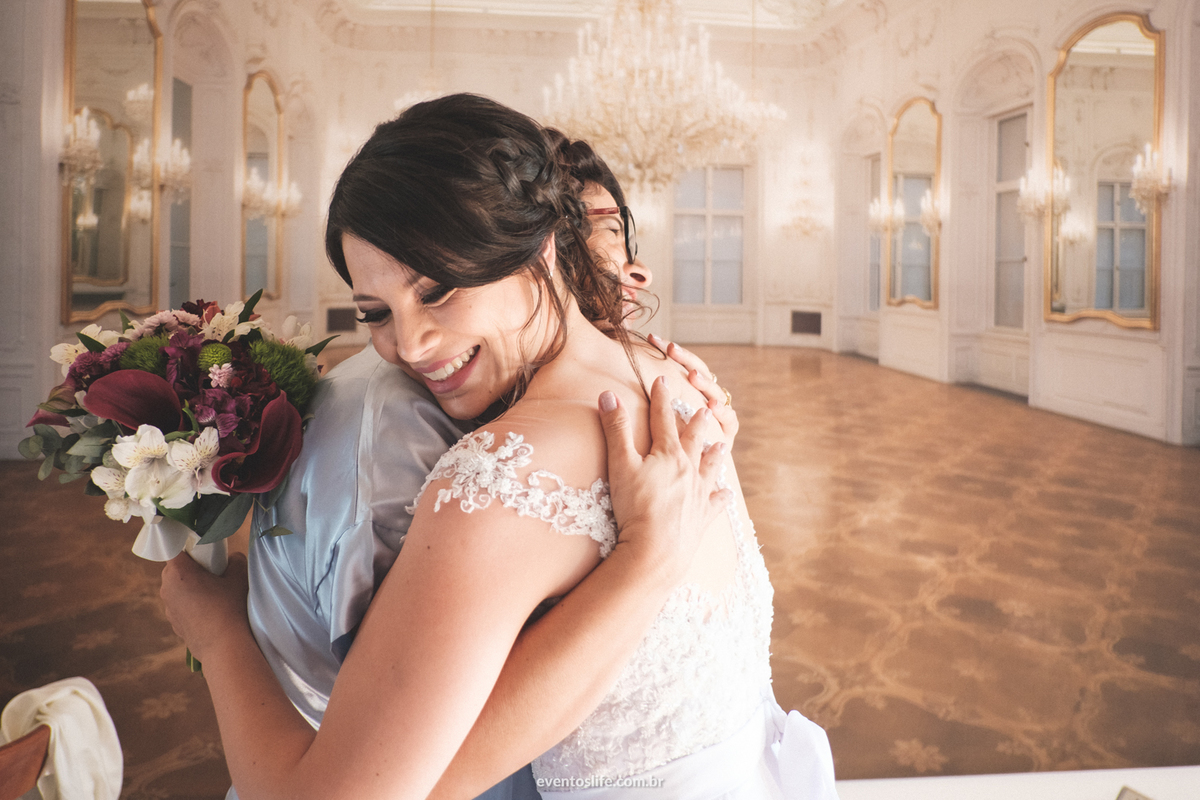 Casamento Ingrid e Cri Life Fotografia Capolino Sorocaba Mini Wedding Fotografia espontânea Documental Alex Oliveira Cyndi Omoto Case de Dia abraçando a mãe