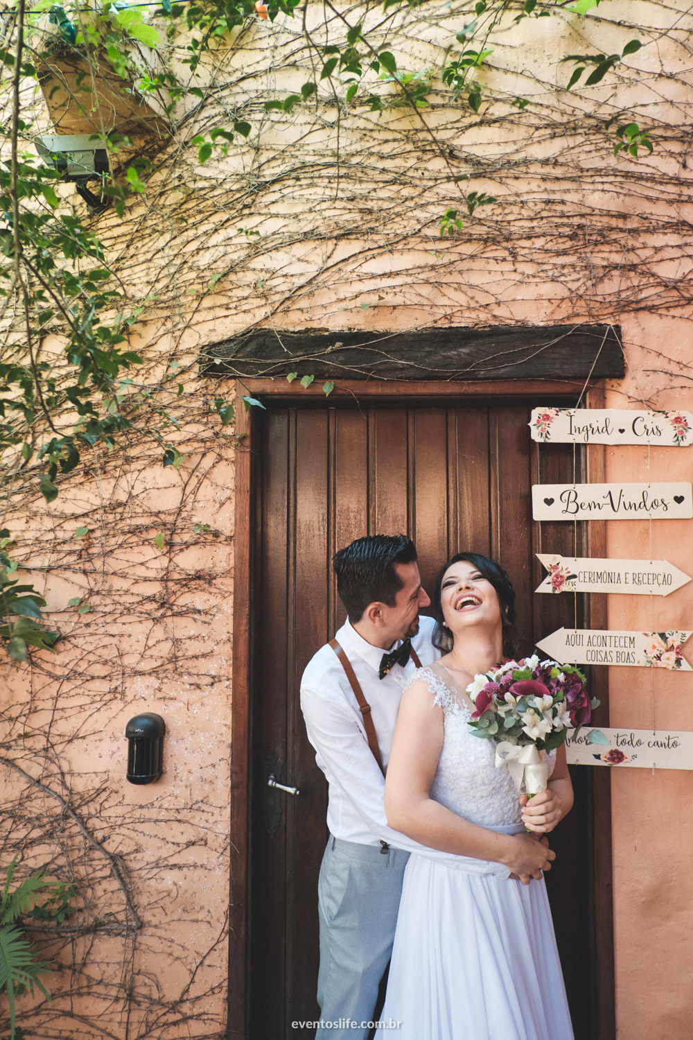 Casamento Ingrid e Cri Life Fotografia Capolino Sorocaba Mini Wedding Fotografia espontânea Documental Alex Oliveira Cyndi Omoto Case de Dia First look noivos se vendo antes da cerimônia buquê da noiva quintal flores