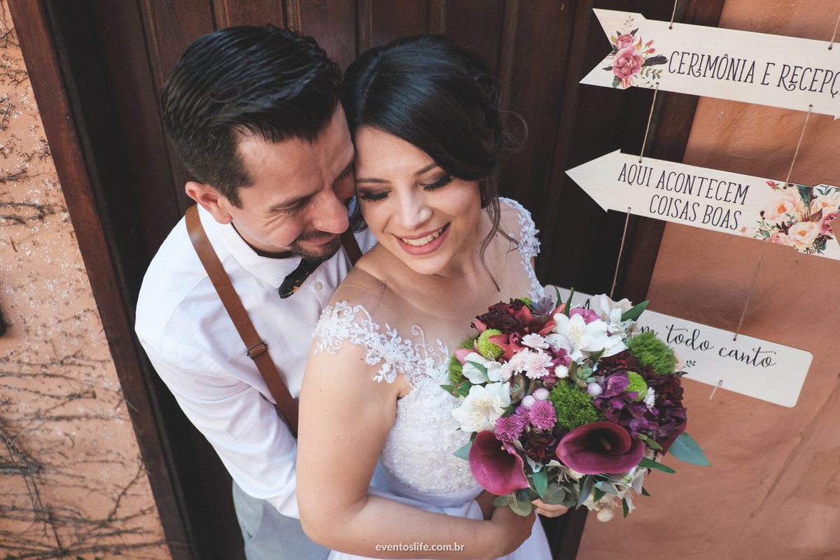 Casamento Ingrid e Cri Life Fotografia Capolino Sorocaba Mini Wedding Fotografia espontânea Documental Alex Oliveira Cyndi Omoto Case de Dia First look noivos se vendo antes da cerimônia buquê da noiva quintal flores