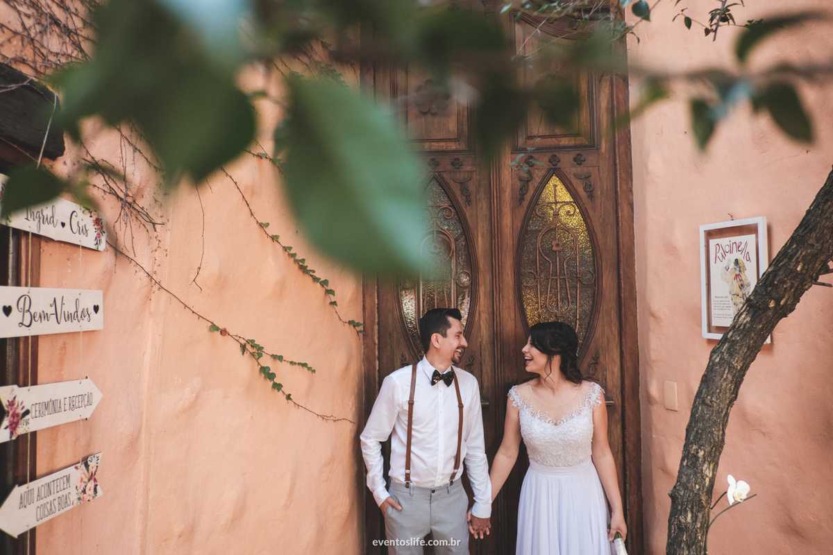 Casamento Ingrid e Cri Life Fotografia Capolino Sorocaba Mini Wedding Fotografia espontânea Documental Alex Oliveira Cyndi Omoto Case de Dia First look noivos se vendo antes da cerimônia buquê da noiva quintal flores
