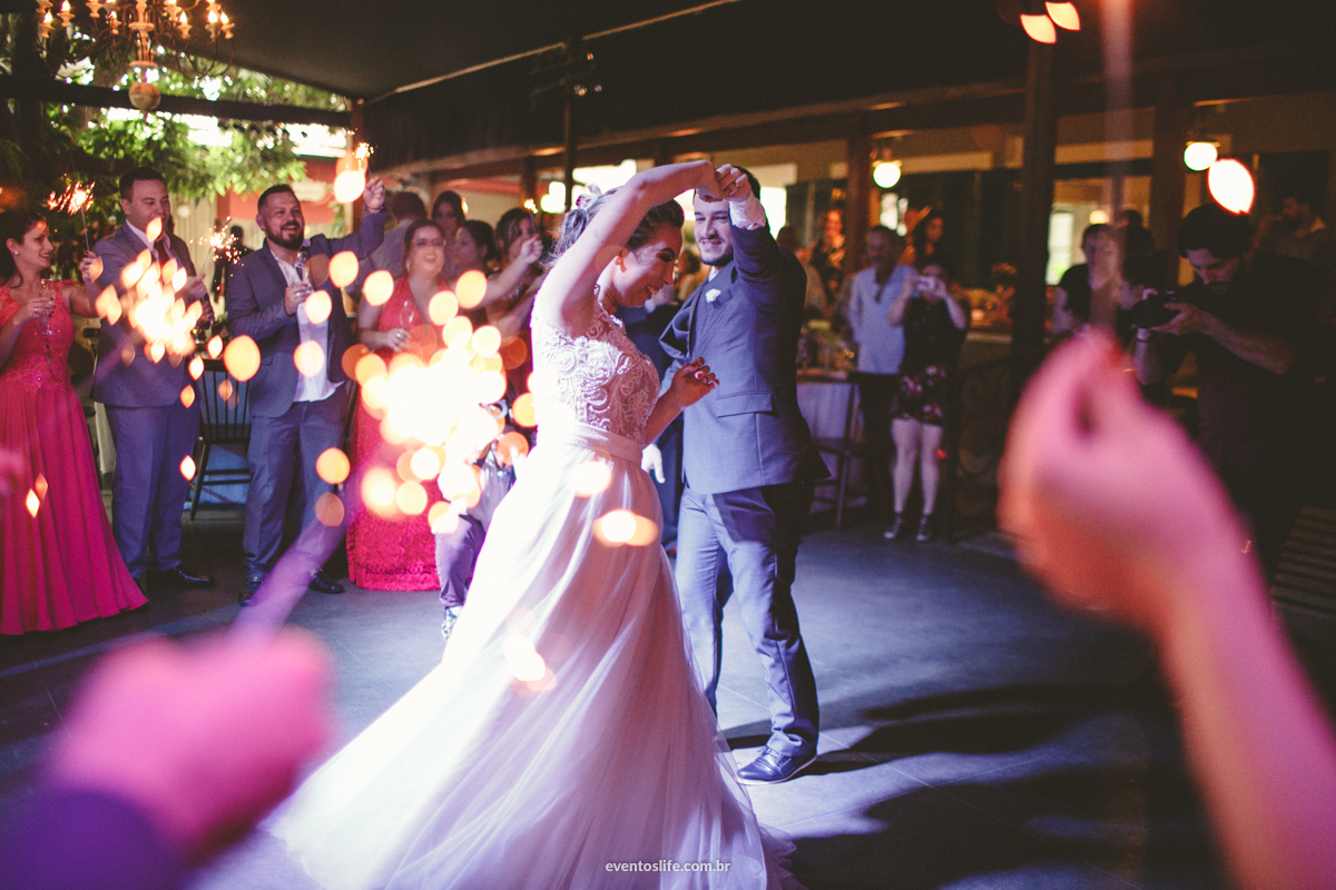Casamento Amanda e Bruno Life Fotografia Sorocaba Cyndi Omoto Alex Oliveira Chácara Santa Victória Fotografia de casamento espontânea noivas 2018 casamento 2018 casamento de dia decoração de casamento trio macaíba dança dos noivos bride groom sparkles