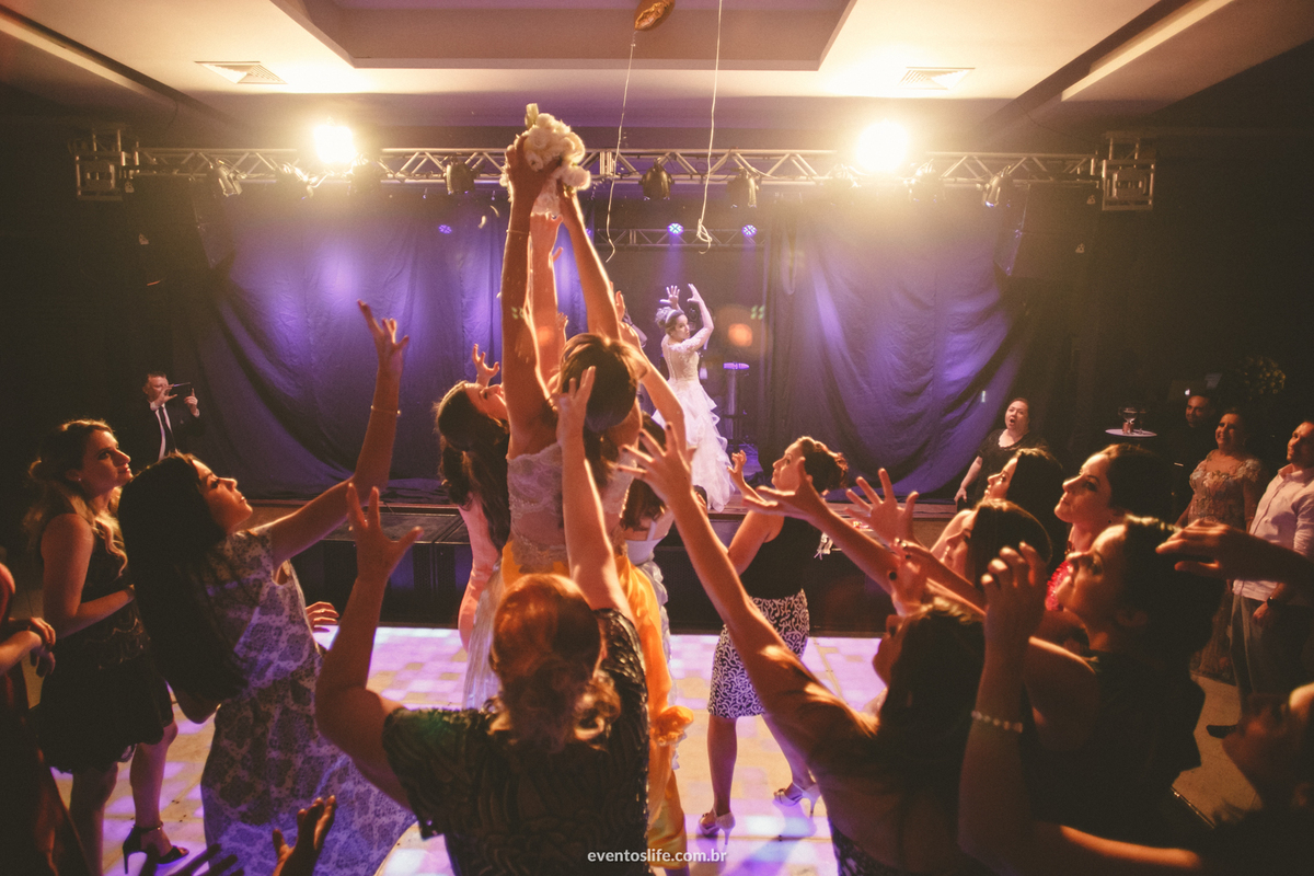 Casamento Thalita e Adriano, Limeira - SP, Destination Wedding, Destination Photographer, Life Fotografia, Cyndi Omoto, Alex Oliveira, Fotografia Criativa de casamento, Espontânea, Casamento 2018, Inspiração para casamento, jogando o buquê, bouquet