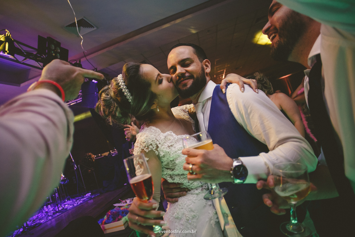 Casamento Thalita e Adriano, Limeira - SP, Destination Wedding, Destination Photographer, Life Fotografia, Cyndi Omoto, Alex Oliveira, Fotografia Criativa de casamento, Espontânea, Casamento 2018, Inspiração para casamento, noiva beijando o noivos