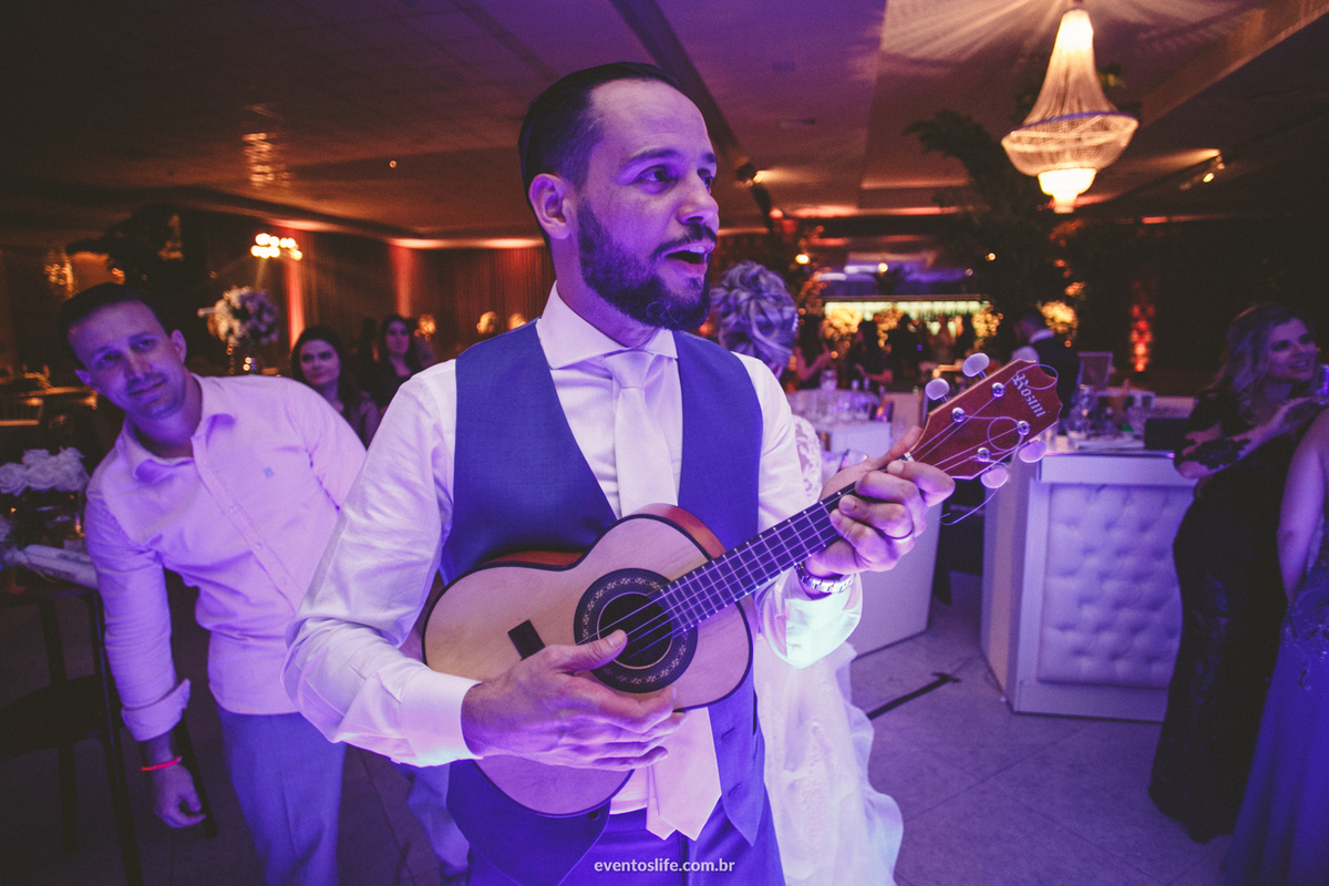 Casamento Thalita e Adriano, Limeira - SP, Destination Wedding, Destination Photographer, Life Fotografia, Cyndi Omoto, Alex Oliveira, Fotografia Criativa de casamento, Espontânea, Casamento 2018, Inspiração para casamento, noivo com cavaquinho