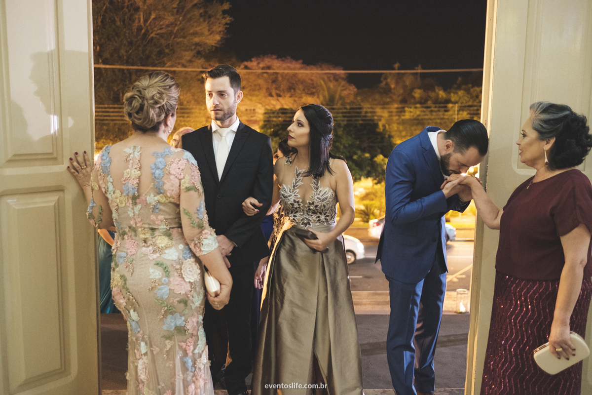 Casamento Thalita e Adriano, Limeira - SP, Destination Wedding, Destination Photographer, Life Fotografia, Cyndi Omoto, Alex Oliveira, Fotografia Criativa de casamento, Espontânea, Casamento 2018, Inspiração para casamento, noivo beijando a mão da mãe