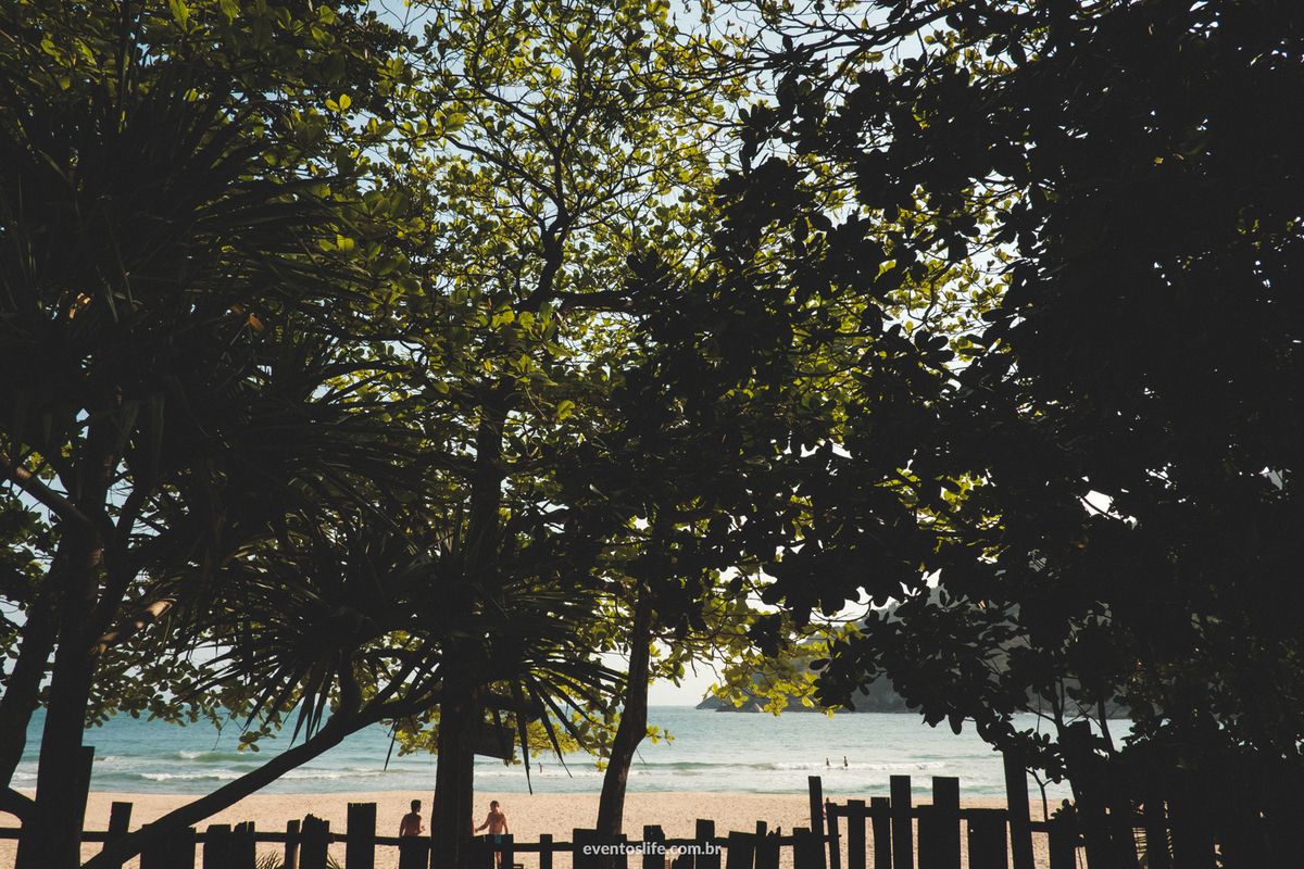 ensaio fotográfico na praia paradisíaca Ilha Bela Bonete São Paulo Brasil Trash The Dress Noivos Life Fotografia de Casamento Sorocaba Noivas 2018 Destination Photographers Beach Lua de Mel Honey Moon  