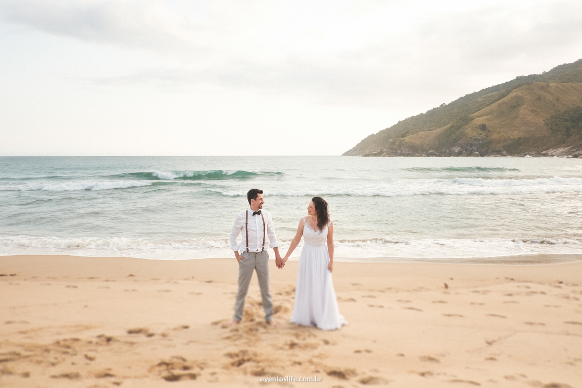 ensaio fotográfico na praia paradisíaca Ilha Bela Bonete São Paulo Brasil Trash The Dress Noivos Life Fotografia de Casamento Sorocaba Noivas 2018 Destination Photographers Beach Lua de Mel Honey Moon Pôr do Sol Sunset