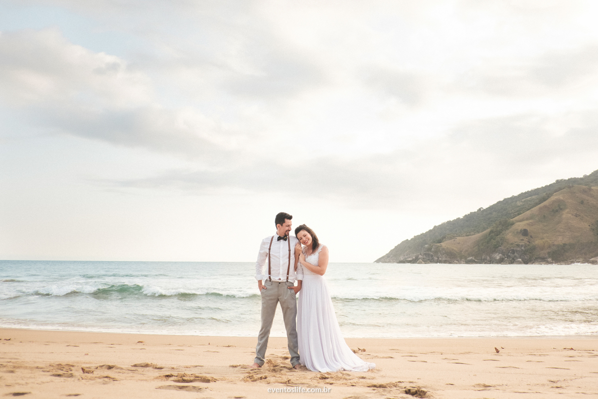 ensaio fotográfico na praia paradisíaca Ilha Bela Bonete São Paulo Brasil Trash The Dress Noivos Life Fotografia de Casamento Sorocaba Noivas 2018 Destination Photographers Beach Lua de Mel Honey Moon Sunset Pôr do Sol Mar Sea 