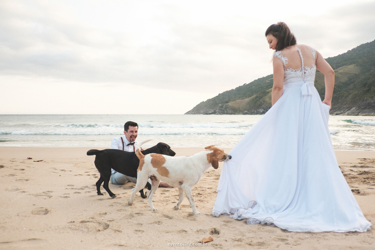ensaio fotográfico na praia paradisíaca Ilha Bela Bonete São Paulo Brasil Trash The Dress Noivos Life Fotografia de Casamento Sorocaba Noivas 2018 Destination Photographers Beach Lua de Mel Honey Moon Cachorros Dogs Vestida de Noiva