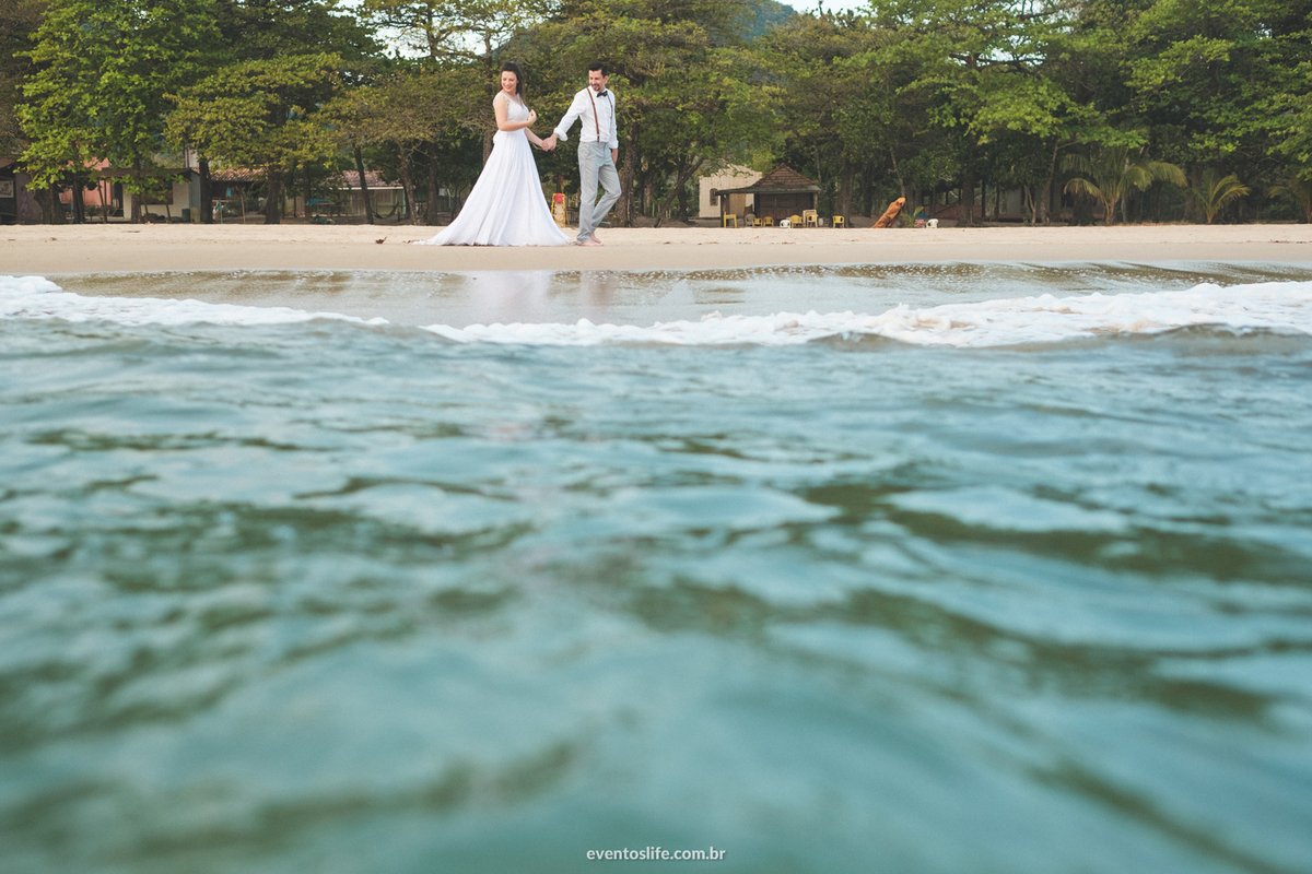 ensaio fotográfico na praia paradisíaca Ilha Bela Bonete São Paulo Brasil Trash The Dress Noivos Life Fotografia de Casamento Sorocaba Noivas 2018 Destination Photographers Beach Lua de Mel Honey Moon Mar Oceano Noivos