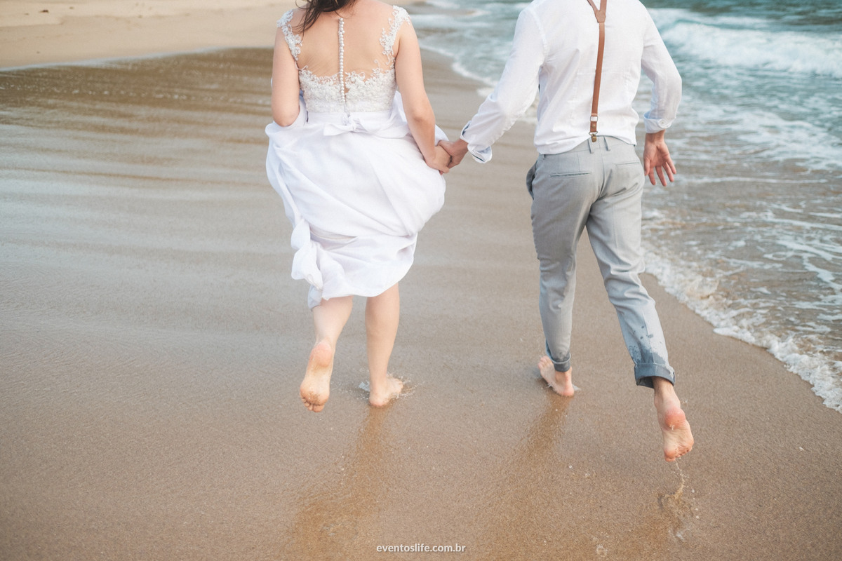 ensaio fotográfico na praia paradisíaca Ilha Bela Bonete São Paulo Brasil Trash The Dress Noivos Life Fotografia de Casamento Sorocaba Noivas 2018 Destination Photographers Beach Lua de Mel Honey Moon Noivos correndo com pé na areia