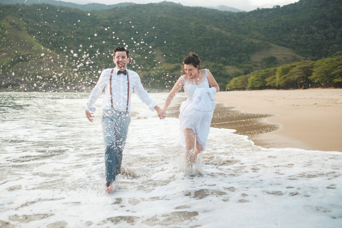 ensaio fotográfico na praia paradisíaca Ilha Bela Bonete São Paulo Brasil Trash The Dress Noivos Life Fotografia de Casamento Sorocaba Noivas 2018 Destination Photographers Beach Lua de Mel Honey Moon Casal Noivos Felizes no Mar
