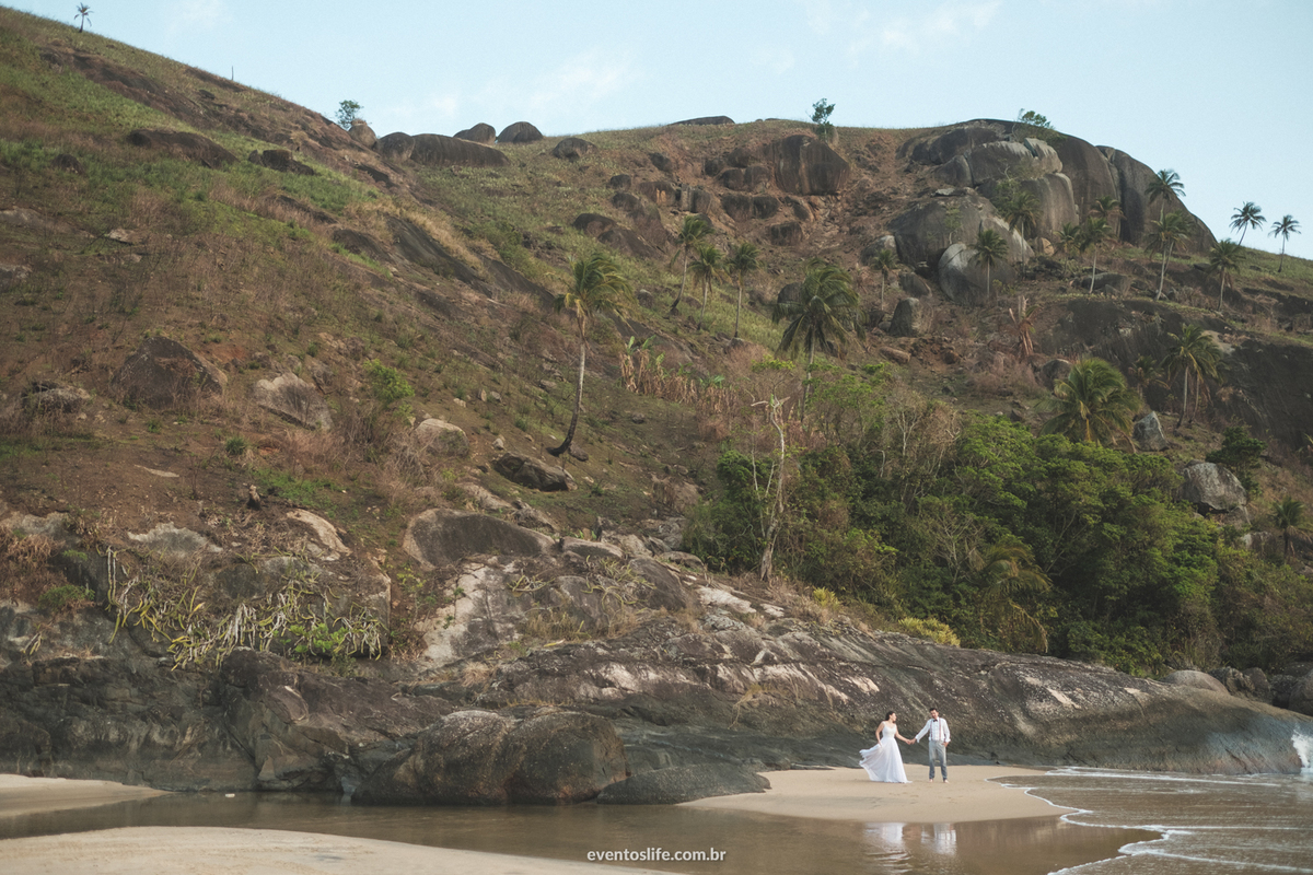 ensaio fotográfico na praia paradisíaca Ilha Bela Bonete São Paulo Brasil Trash The Dress Noivos Life Fotografia de Casamento Sorocaba Noivas 2018 Destination Photographers Beach Lua de Mel Honey Moon Vestidos de noivos na praia