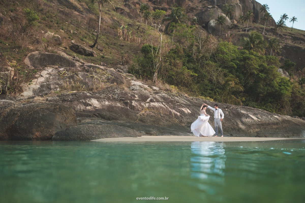 ensaio fotográfico na praia paradisíaca Ilha Bela Bonete São Paulo Brasil Trash The Dress Noivos Life Fotografia de Casamento Sorocaba Noivas 2018 Destination Photographers Beach Lua de Mel Honey Moon Noivos dançando na areia