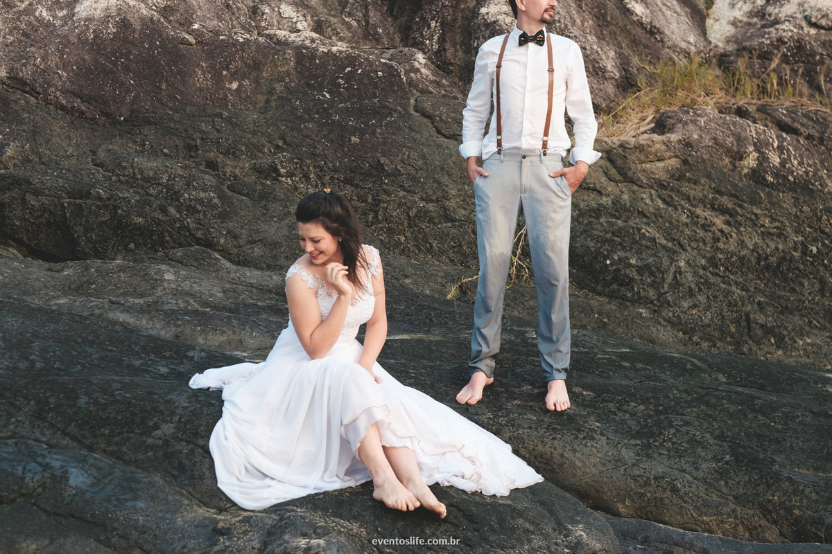 ensaio fotográfico na praia paradisíaca Ilha Bela Bonete São Paulo Brasil Trash The Dress Noivos Life Fotografia de Casamento Sorocaba Noivas 2018 Destination Photographers Beach Lua de Mel Honey Moon Noivos na pedras 