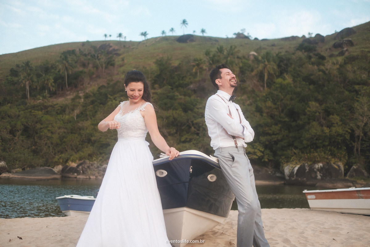 ensaio fotográfico na praia paradisíaca Ilha Bela Bonete São Paulo Brasil Trash The Dress Noivos Life Fotografia de Casamento Sorocaba Noivas 2018 Destination Photographers Beach Lua de Mel Honey Moon Noivos com barcos