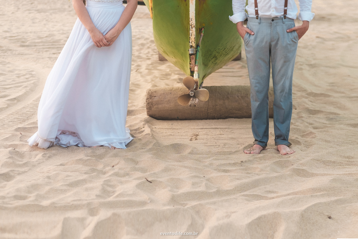 ensaio fotográfico na praia paradisíaca Ilha Bela Bonete São Paulo Brasil Trash The Dress Noivos Life Fotografia de Casamento Sorocaba Noivas 2018 Destination Photographers Beach Lua de Mel Honey Moon Pé na areia