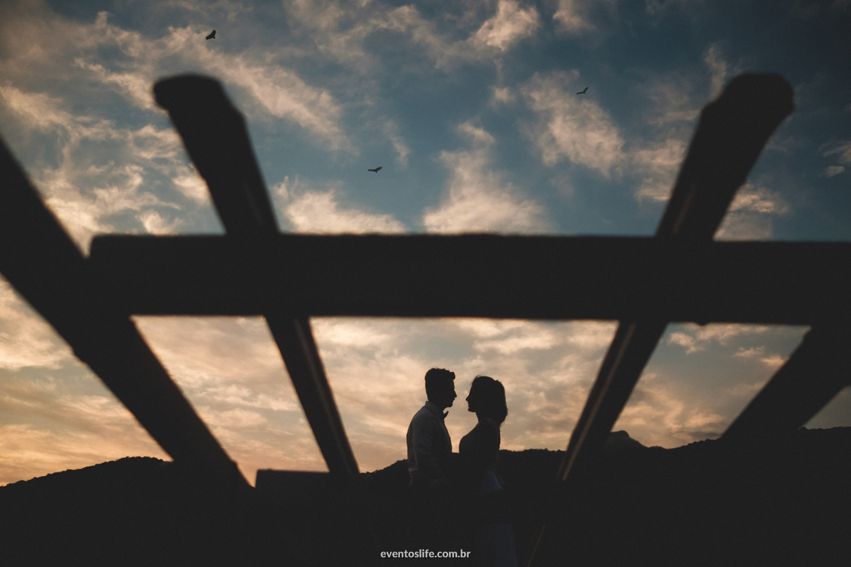 ensaio fotográfico na praia paradisíaca Ilha Bela Bonete São Paulo Brasil Trash The Dress Noivos Life Fotografia de Casamento Sorocaba Noivas 2018 Destination Photographers Beach Lua de Mel Honey Moon  Silhueta