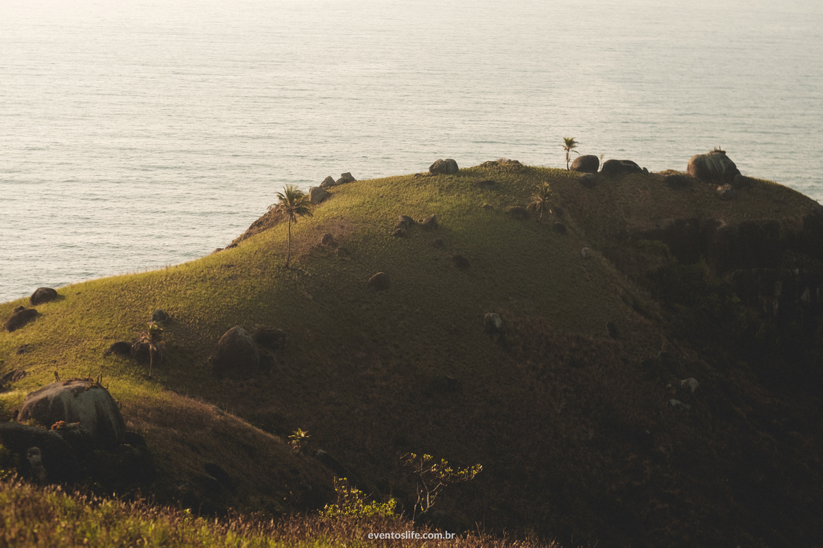 ensaio fotográfico na praia paradisíaca Ilha Bela Bonete São Paulo Brasil Trash The Dress Noivos Life Fotografia de Casamento Sorocaba Noivas 2018 Destination Photographers Beach Lua de Mel Honey Moon Mar Morro Paisagem Linda 