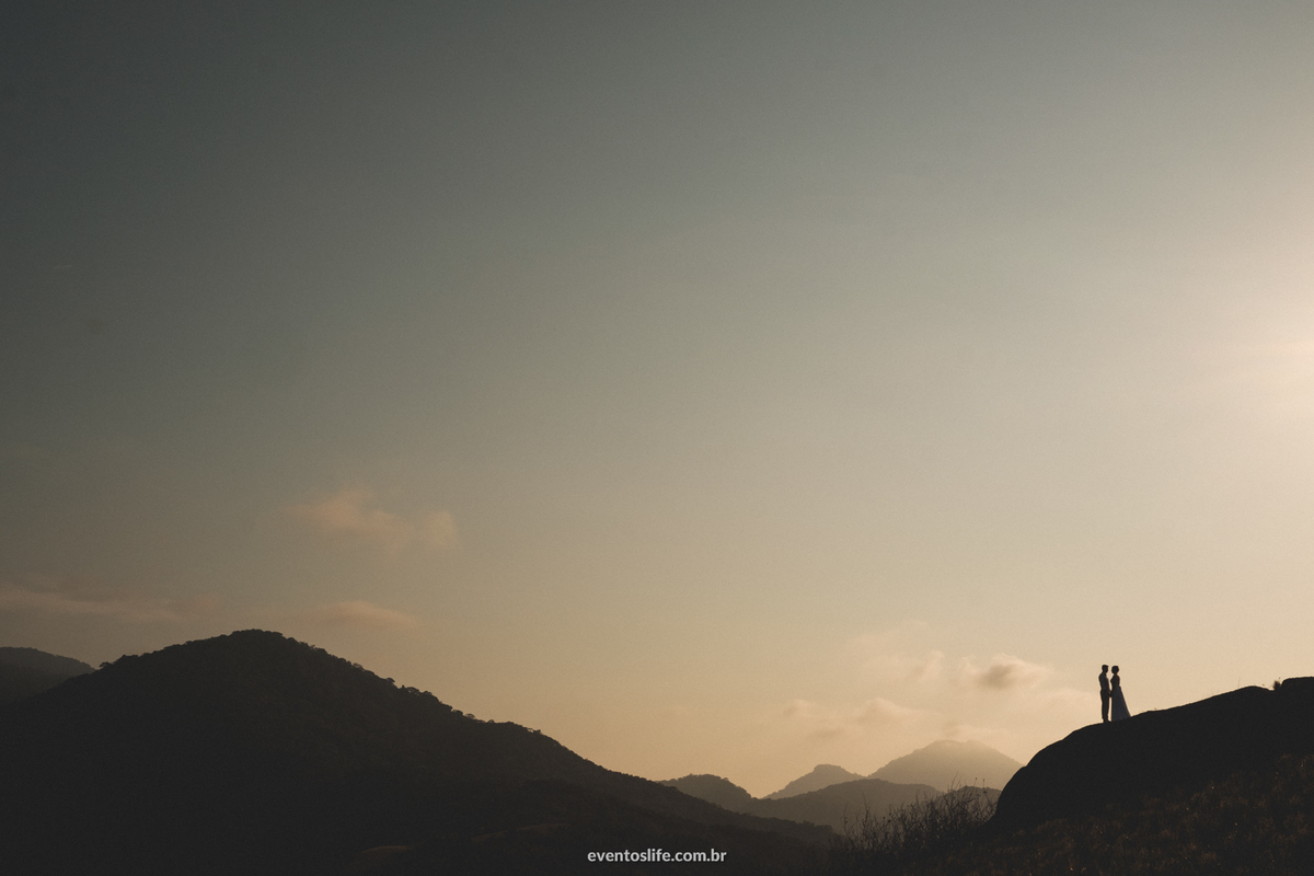 ensaio fotográfico na praia paradisíaca Ilha Bela Bonete São Paulo Brasil Trash The Dress Noivos Life Fotografia de Casamento Sorocaba Noivas 2018 Destination Photographers Beach Lua de Mel Honey Moon silhueta de noivos sky céu azul