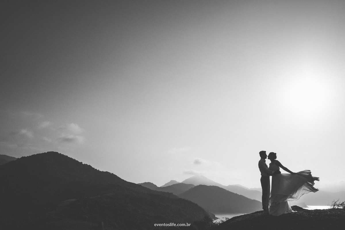 ensaio fotográfico na praia paradisíaca Ilha Bela Bonete São Paulo Brasil Trash The Dress Noivos Life Fotografia de Casamento Sorocaba Noivas 2018 Destination Photographers Beach Lua de Mel Honey Moon silhueta preto e branco black and white photography