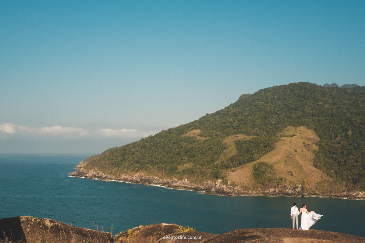 ensaio fotográfico na praia paradisíaca Ilha Bela Bonete São Paulo Brasil Trash The Dress Noivos Life Fotografia de Casamento Sorocaba Noivas 2018 Destination Photographers Beach Lua de Mel Honey Moon Noivos no topo do morro montanha mar sea