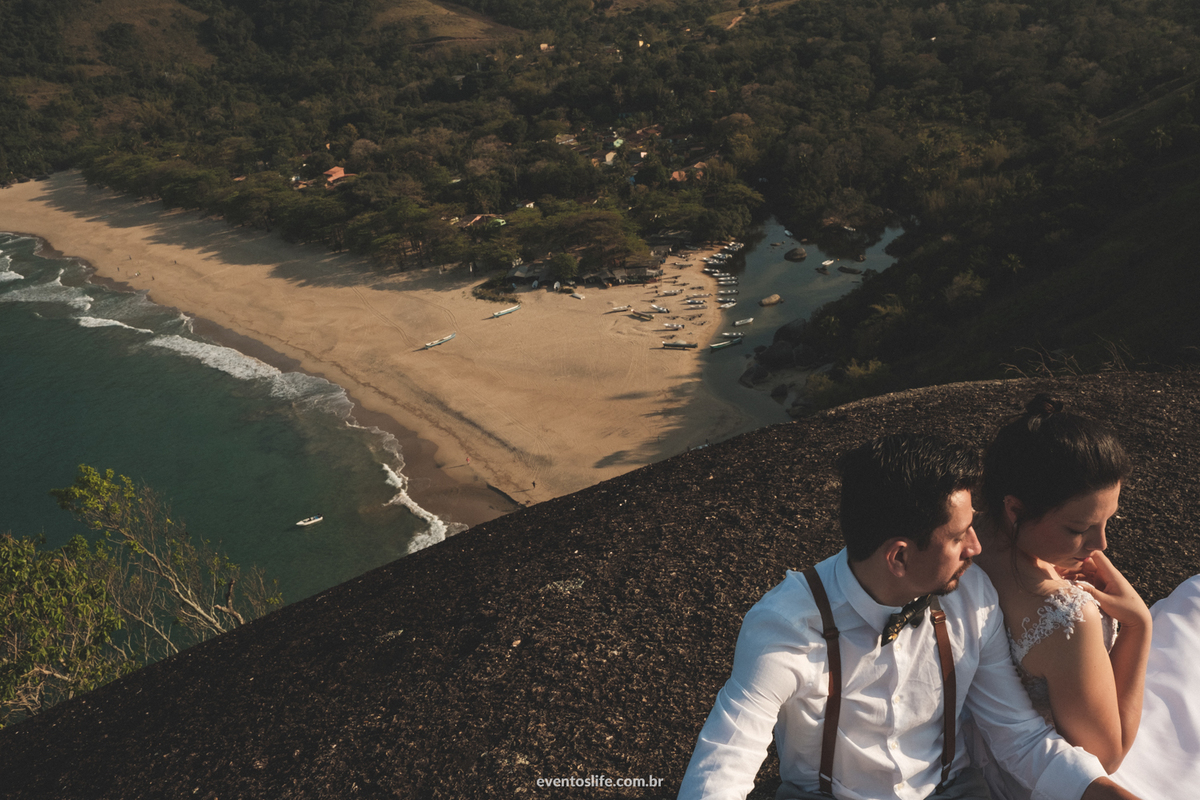 ensaio fotográfico na praia paradisíaca Ilha Bela Bonete São Paulo Brasil Trash The Dress Noivos Life Fotografia de Casamento Sorocaba Noivas 2018 Destination Photographers Beach Lua de Mel Honey Moon Noivos com a cidade de fundo mar 