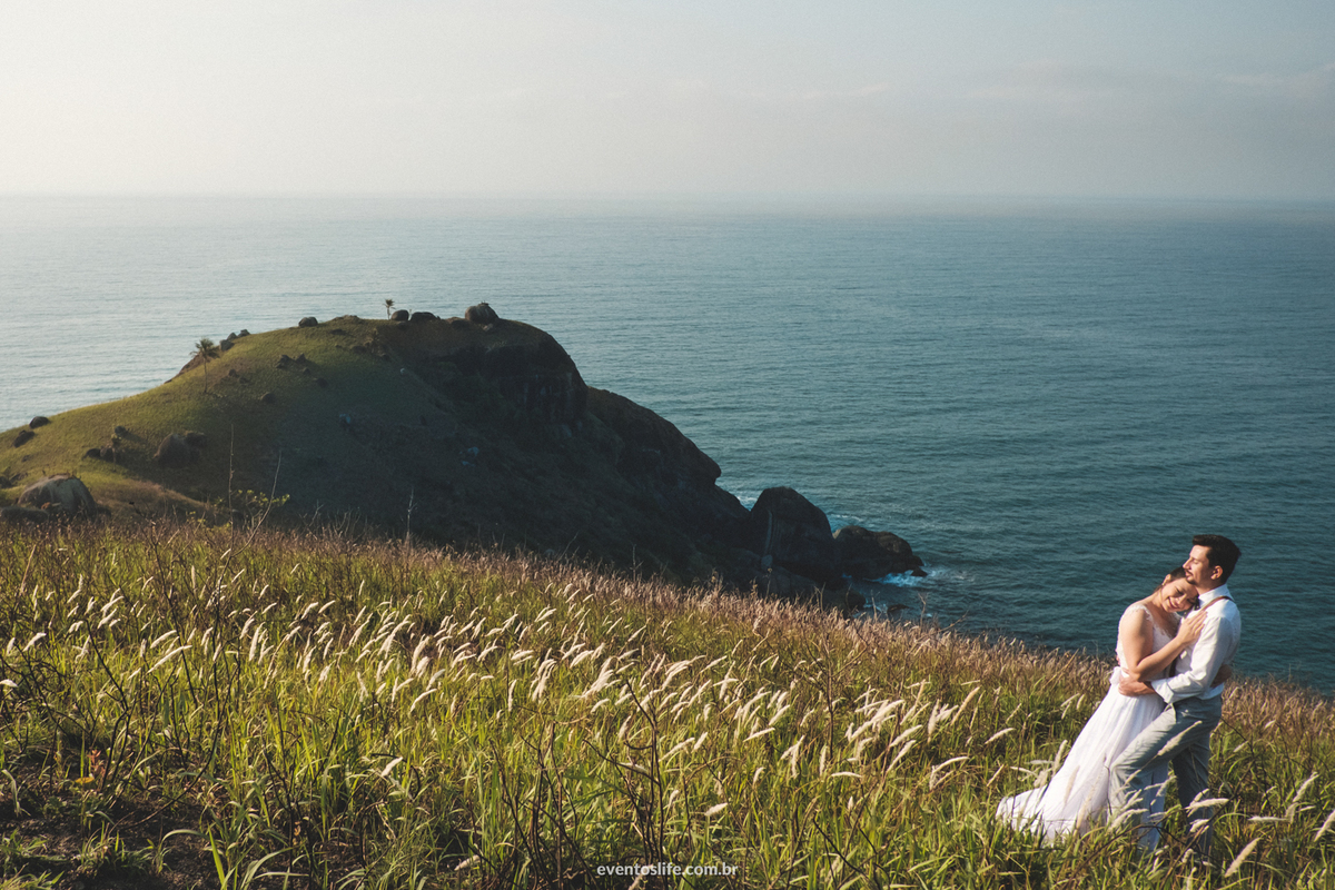 ensaio fotográfico na praia paradisíaca Ilha Bela Bonete São Paulo Brasil Trash The Dress Noivos Life Fotografia de Casamento Sorocaba Noivas 2018 Destination Photographers Beach Lua de Mel Honey Moon Paisagem com noivos incrível