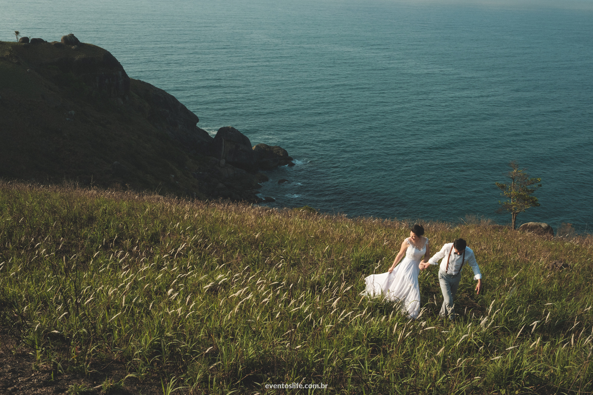 ensaio fotográfico na praia paradisíaca Ilha Bela Bonete São Paulo Brasil Trash The Dress Noivos Life Fotografia de Casamento Sorocaba Noivas 2018 Destination Photographers Beach Lua de Mel Honey Moon Luz natural vestidos de noivos