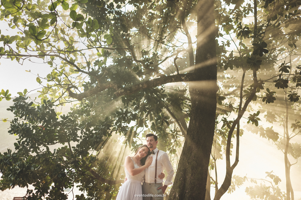 ensaio fotográfico na praia paradisíaca Ilha Bela Bonete São Paulo Brasil Trash The Dress Noivos Life Fotografia de Casamento Sorocaba Noivas 2018 Destination Photographers Beach Lua de Mel Honey Moon Luz Natural