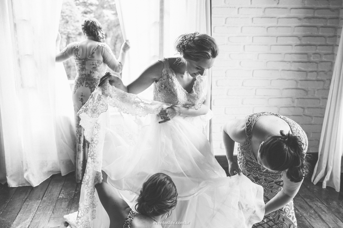 Casamento Ketelin e Bruno, Chateau Du Plas, Case de Dia, Lugar para casamentos incrível, Life Fotografia, Fotografia de casamento Sorocaba, Criativo, Casamento diferente, Noivas 2018, Amor, Making of Bride, noiva, família, colocando o vestido