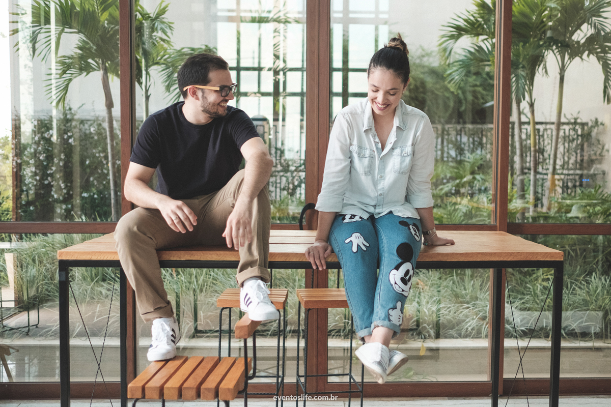 Ensaio Camila e Guilherme Life Fotografia de casamento sorocaba São Paulo Brasil Fotografia Espontânea Luz Natural Bendita Cafeína Coffee Lovers Amantes de Café Ensaio Pré Casamento Ensaio Fotográfico Criativo Noivos Yes I Do sentados em cima da mesa